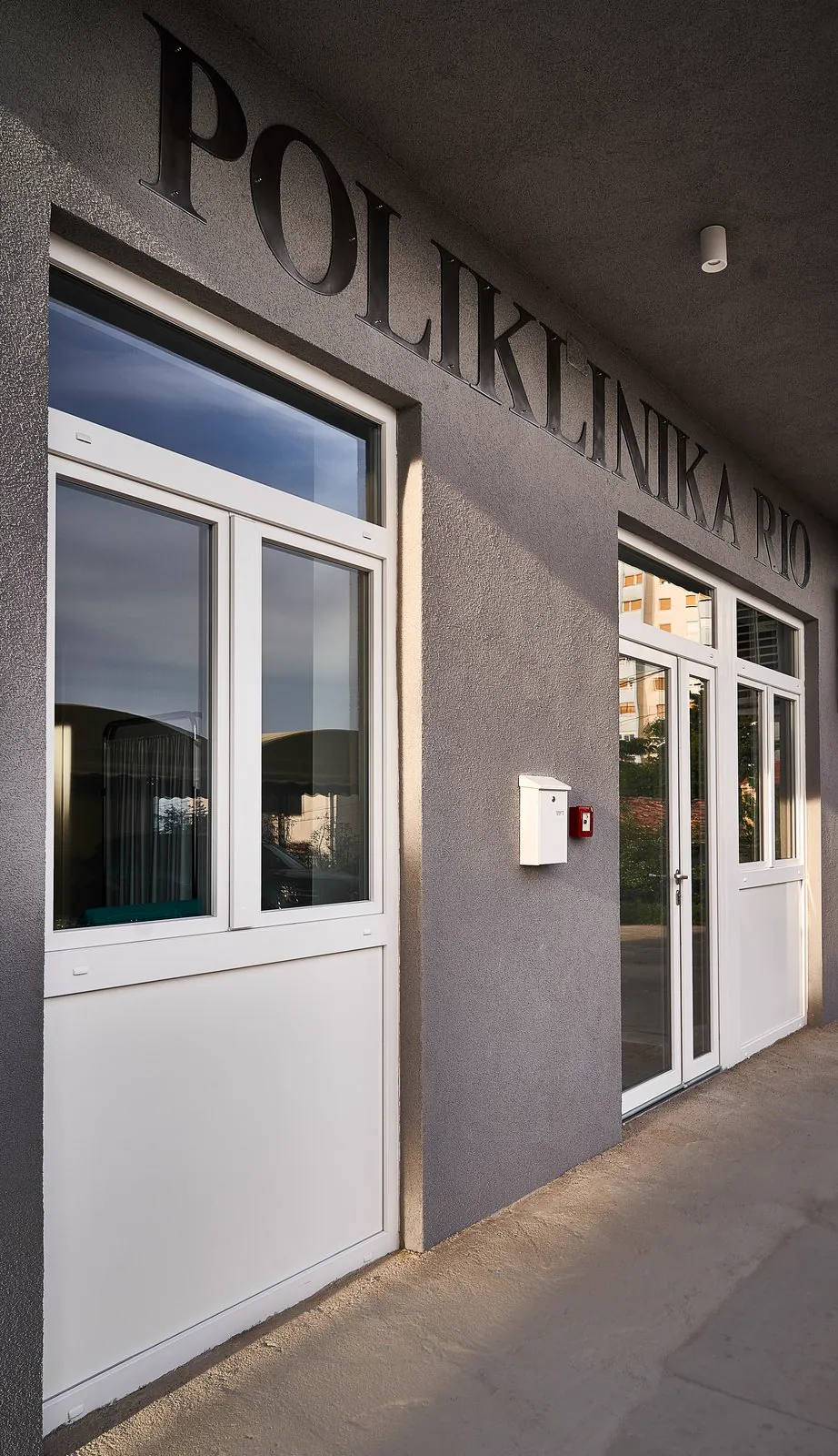 Poliklinika Rio — vanjski izgled u sumrak