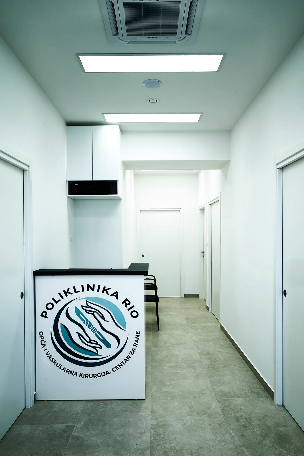 Recepcija s logom Poliklinike Rio