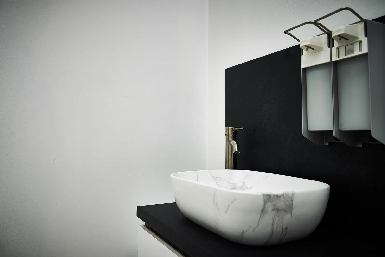 Sanitarni prostor — detalj umivaonika